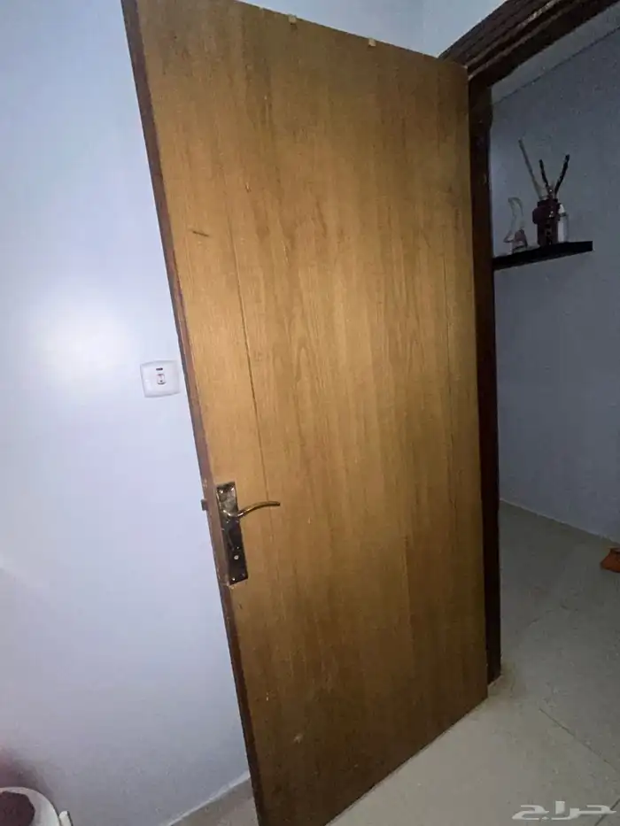 باب خشب متين نظيف للبيع 0