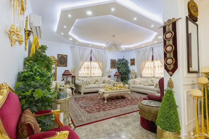 فيلا فاخرة للبيع في العاقول خلف منتزه الفلك 13