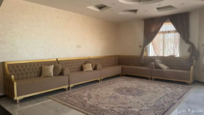 كنب للبيع مع ثلاث ستائر الموقع طبرجل 1