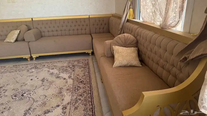 كنب للبيع مع ثلاث ستائر الموقع طبرجل 0