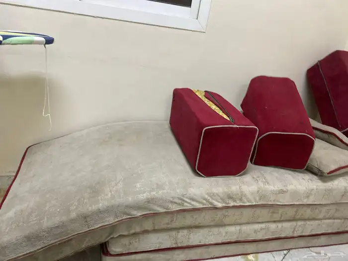 جالسة أرضية اللي يبيها يجي يأخذها 0