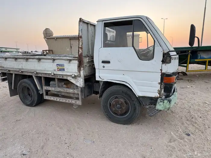 للبيع دينه تيوتا بنزين محركاتها طيبه مسقطه 1