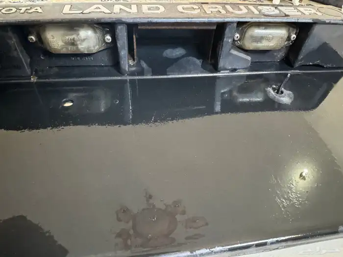 قاعدة لوحه جيب صالون من 97 وتحت شنطه بالوسط نظيفه اصليه 3