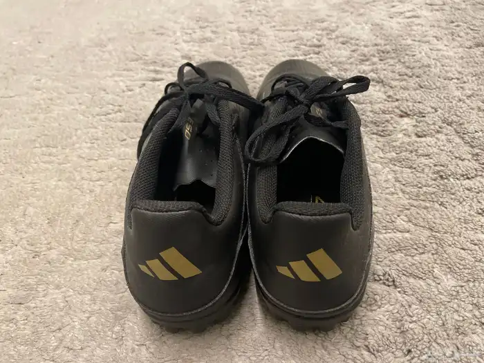 حذاء كرة قدم adidas اصلي من الفالح نوع عشب صناعي f50 1