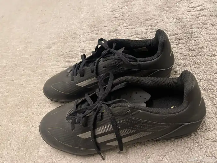حذاء كرة قدم adidas اصلي من الفالح نوع عشب صناعي f50 0