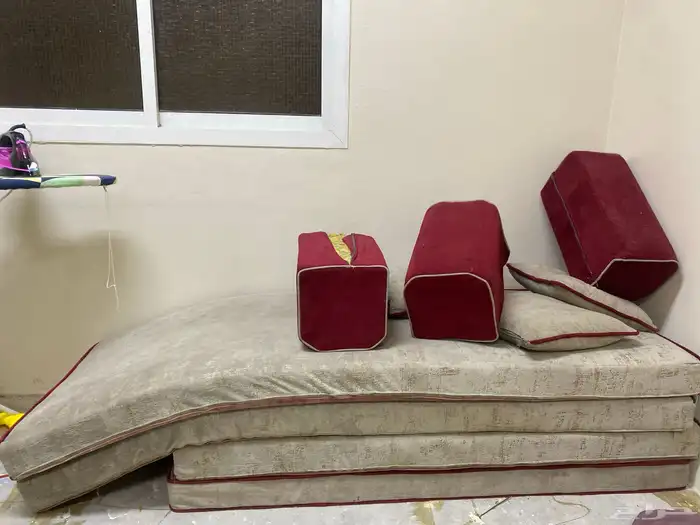 جالسة أرضية اللي يبيها يجي يأخذها 1