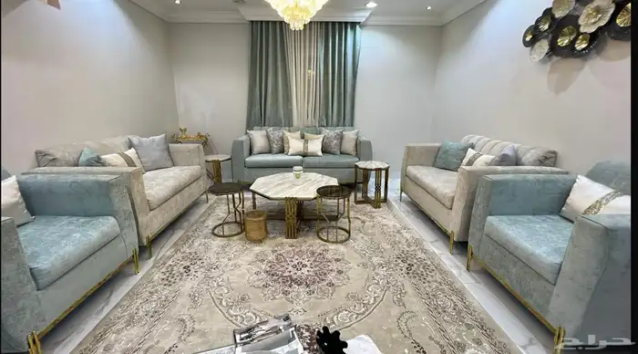 كنب غرفة الضيوف للبيع 10 اشخاص مع السجاد والستارة والطاولات 0