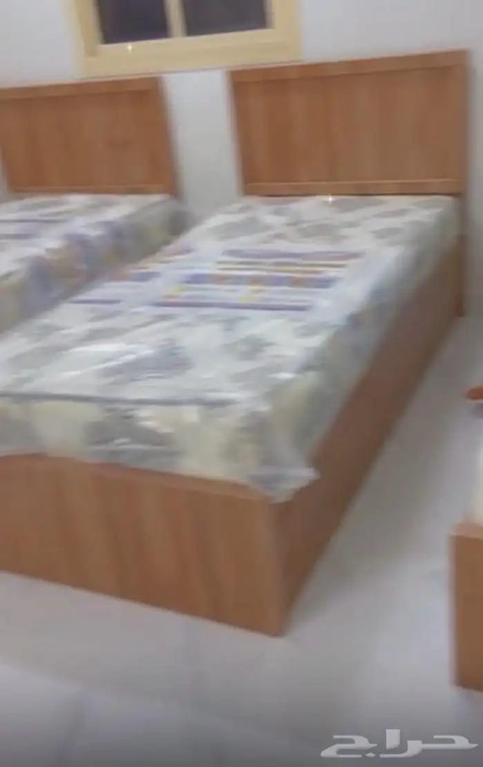 سريرين ودولاب ابيض ومرتبتين شبه جديده الاسره استخدام شهرين 0