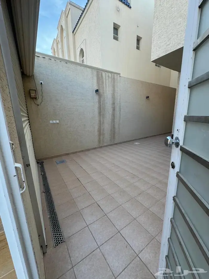 فلا للإيجار السنوي 9