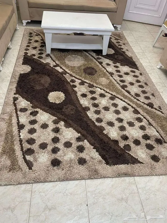 طاولات و سجادة مع شوية اغراض بيت للبيع 3