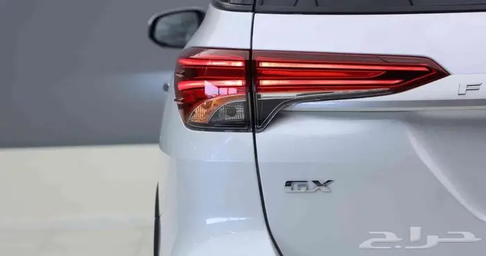 تتوفر فئات تويوتا فورتشنر لمبيعات البنوك ديزل بنزين ربح 0.35 4