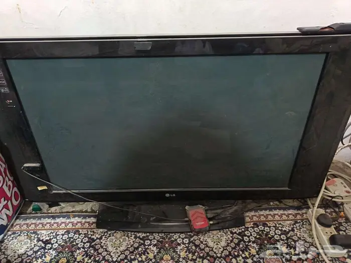 فريزر نظيف وشاشه lg 42 بوصه للبيع وباب المنيوم 1
