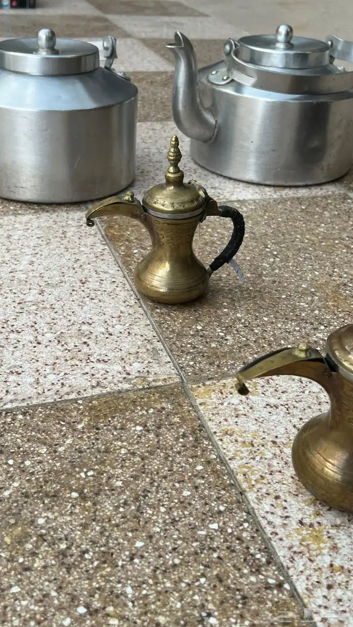 مقتنيات دلال سوريه مع قرب معدن وأباريق ابو تاج هنديه 11