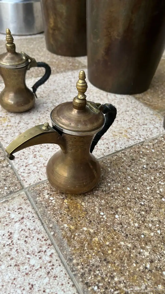 مقتنيات دلال سوريه مع قرب معدن وأباريق ابو تاج هنديه 9