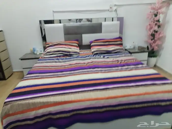 غرف نوم وطقمين جلوس شبه جديده 1