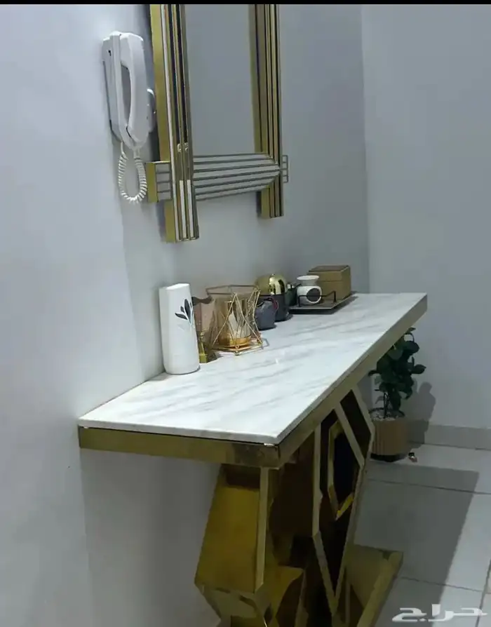 طاولة ومرايه 0