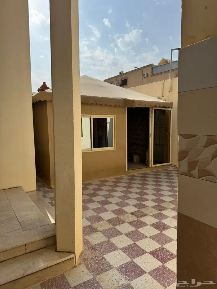 دور مع اربع شقق للبيع في حي إشبيلية 2