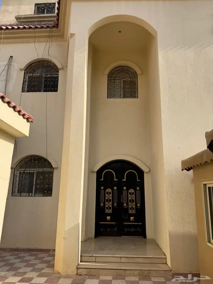 دور مع اربع شقق للبيع في حي إشبيلية 3