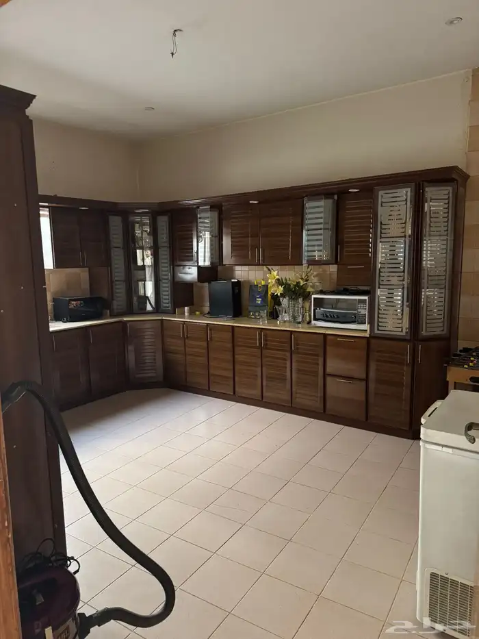 دور مع اربع شقق للبيع في حي إشبيلية 1