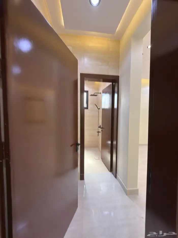 للبيع ادوار علويه بمداخل مستقله ومساحات كبيره شمال الراقي 5