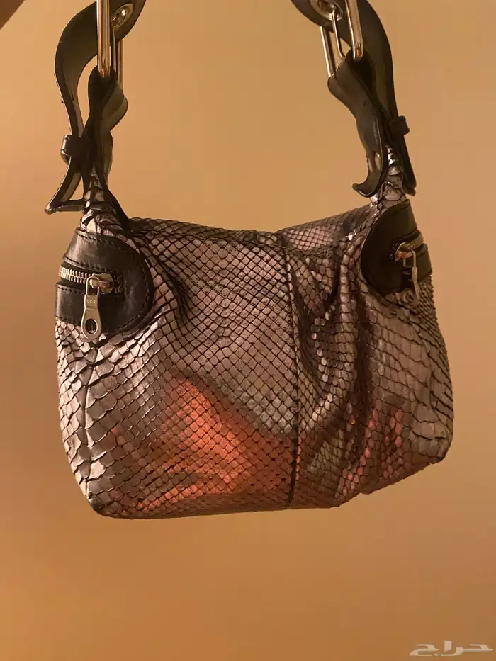 شنطة اصليه مستخدمه من ماركة Chloe الجاد والي يبغى يشتريها 1