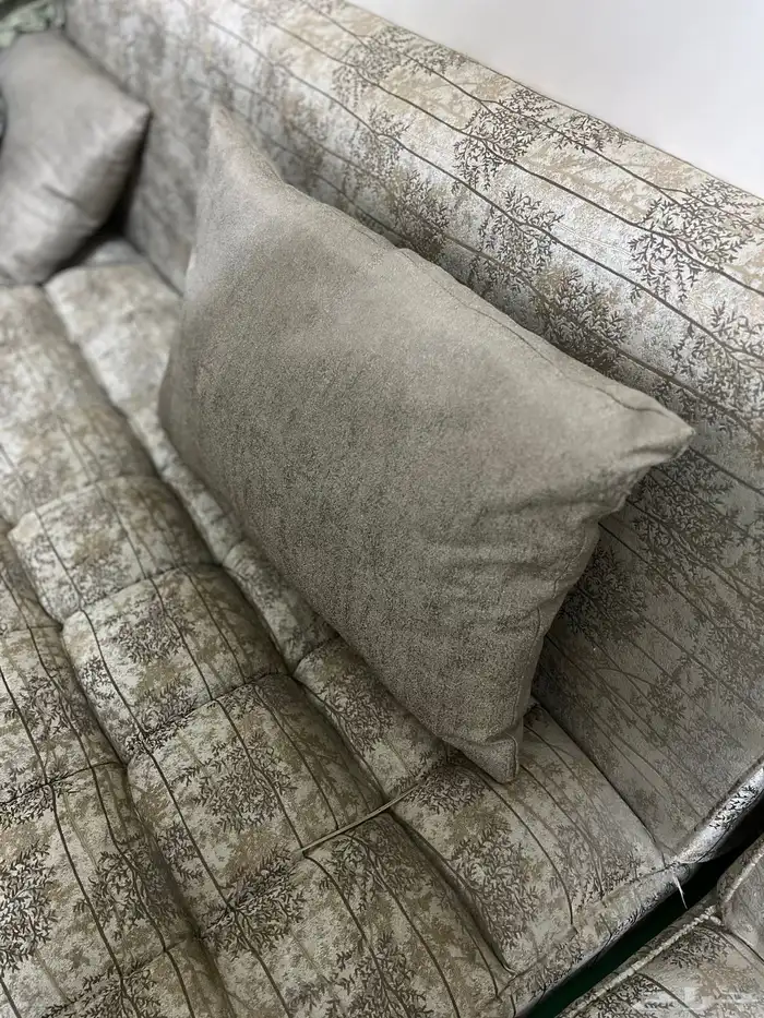 كنب نظيف 4ونص في 3ومكتب ومرتبه سرير نفرين وسرير 2 ثنين 1