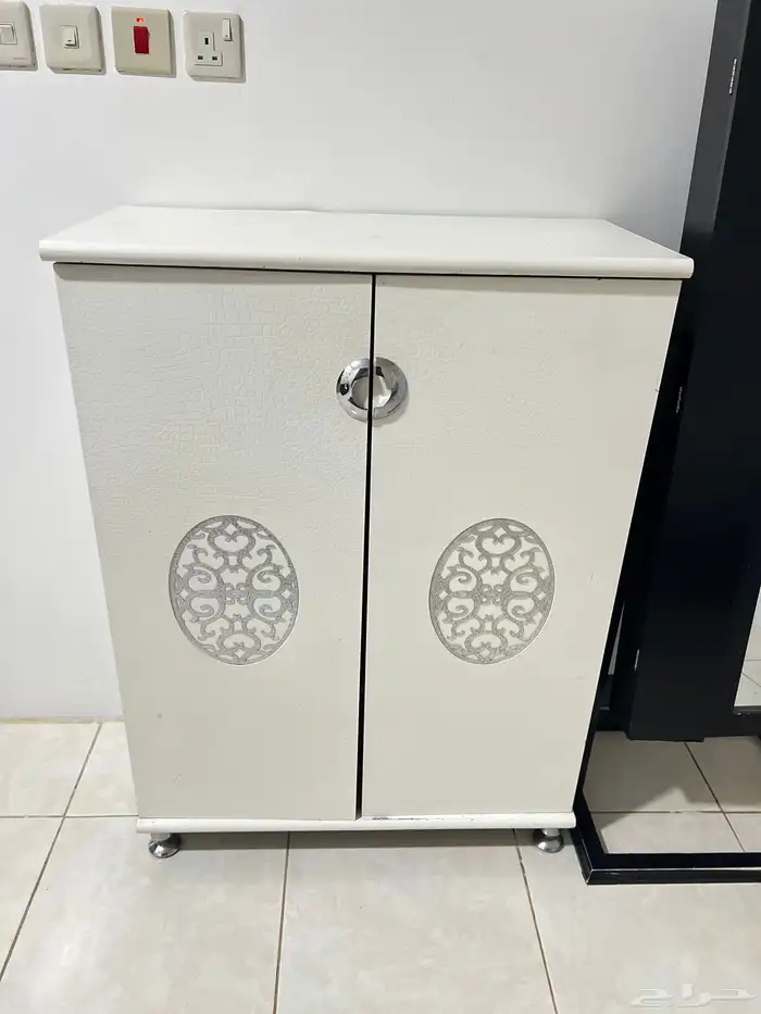 مرايه وعلاقة اكسسوارات بنفس الوقت   دولاب وداخله رفوف 1