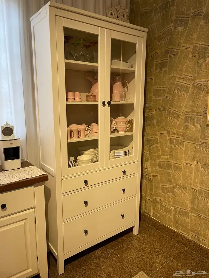 2 خزانة بباب زجاجي مع 3 ادراج من ايكيا 1