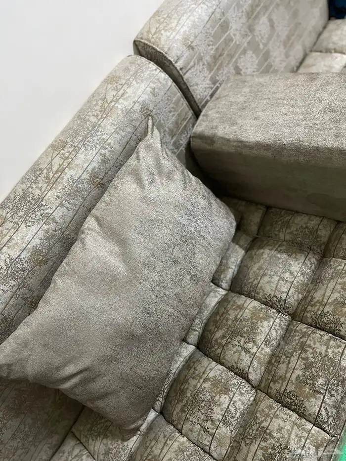 كنب نظيف 4ونص في 3ومكتب ومرتبه سرير نفرين وسرير 2 ثنين 0