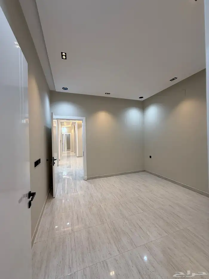 للبيع شقق ارضيه بحوش بدرة الموسى شرق الخميس 7