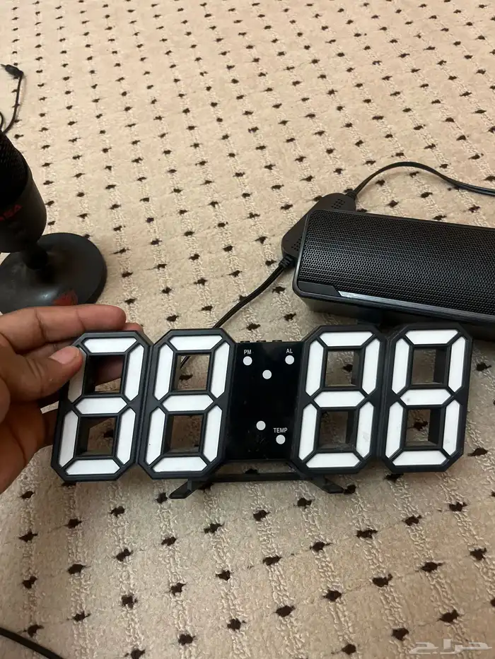 مايك و مكبر صوت و ساعه LED للبيع 3
