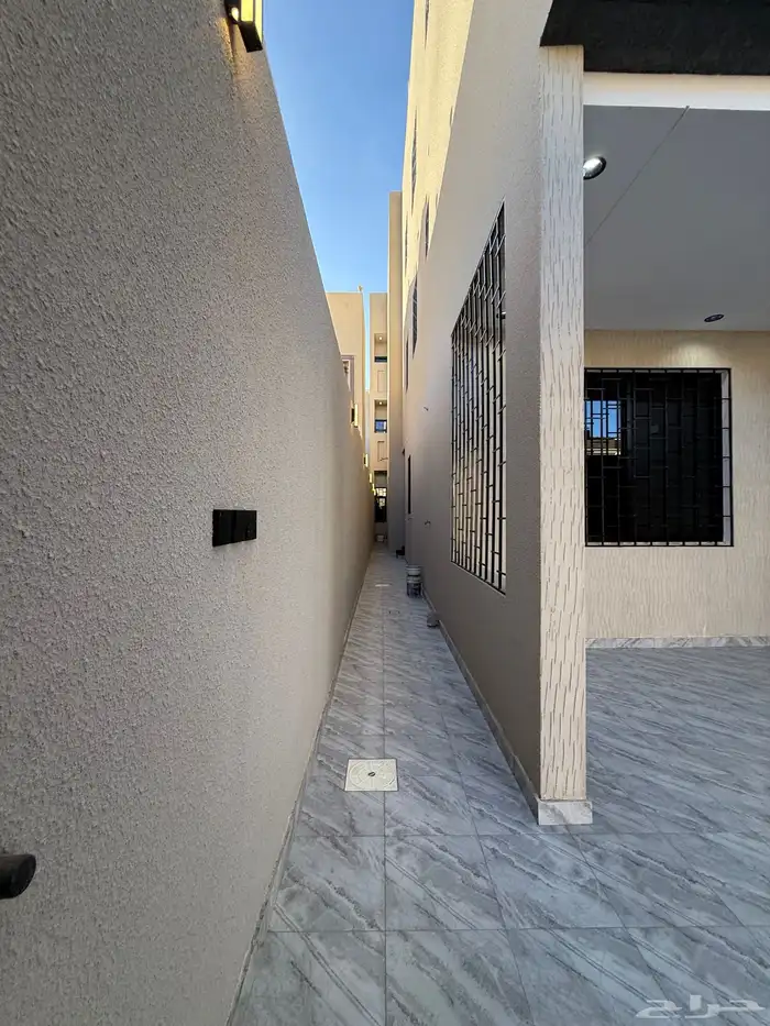 للبيع شقق ارضيه بحوش بدرة الموسى شرق الخميس 5