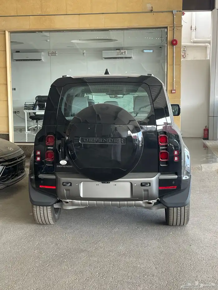 لاند روفر ديفندر HSE V6 XDynamic أسود 2025 ب 389الف شامل 3