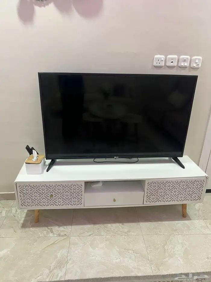 للبيع كنب صاله وطاوله تلفزيون و مدخل 3