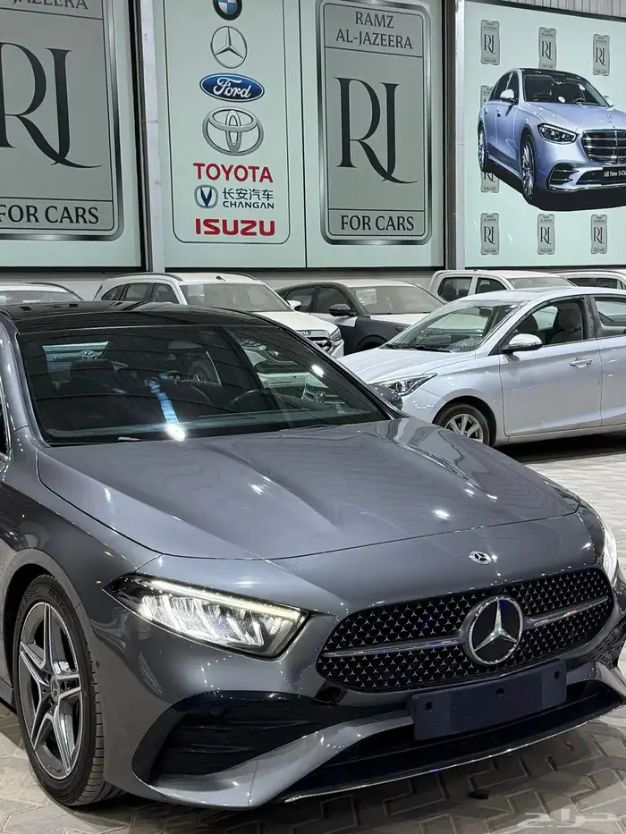 مرسيدس A200 جفالي شبهه جديدة 2023 فل كامل داخلي احمر 2