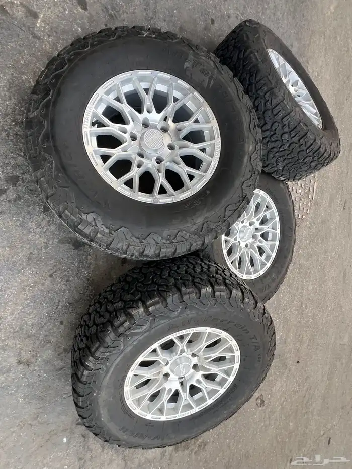 جنوط شكل جديد فضي مع كفرات حجرية يركب علا بلاتينيوم 4