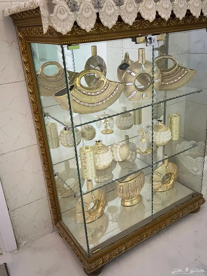 دولاب مع مرايه وتحف 1