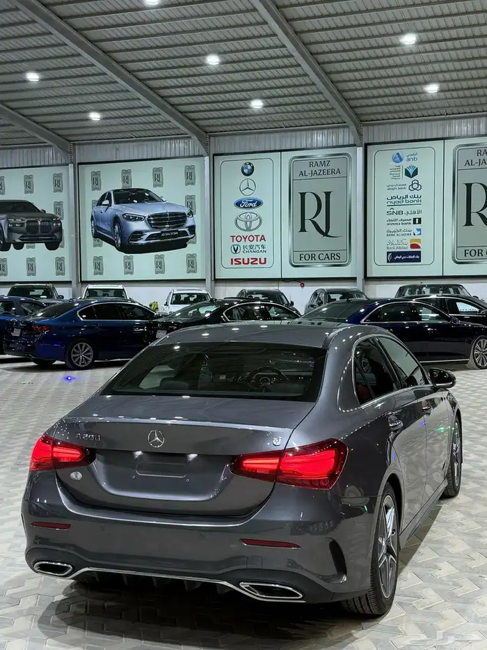 مرسيدس A200 جفالي شبهه جديدة 2023 فل كامل داخلي احمر 3