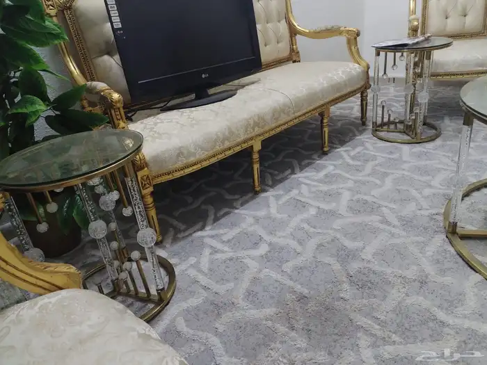 غرف نوم وطقمين جلوس شبه جديده 7