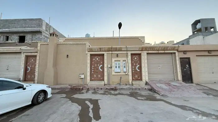 للبيع دور مع شقة في طويق 4