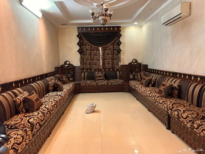 كنب شبه جديد مع الستاره والطاولات جودة عالية 0