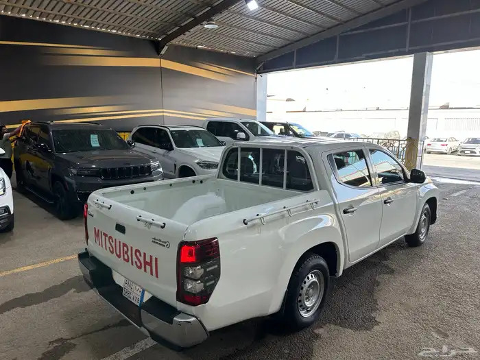 ميتسوبيشي 2023 مخزن شبه جديد عداد 15 الف(مباع) 16