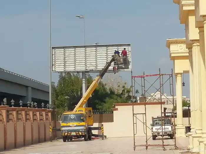 حروف بارزه وطباعه وتركيب بنرات واستيكر و كلادينج 22