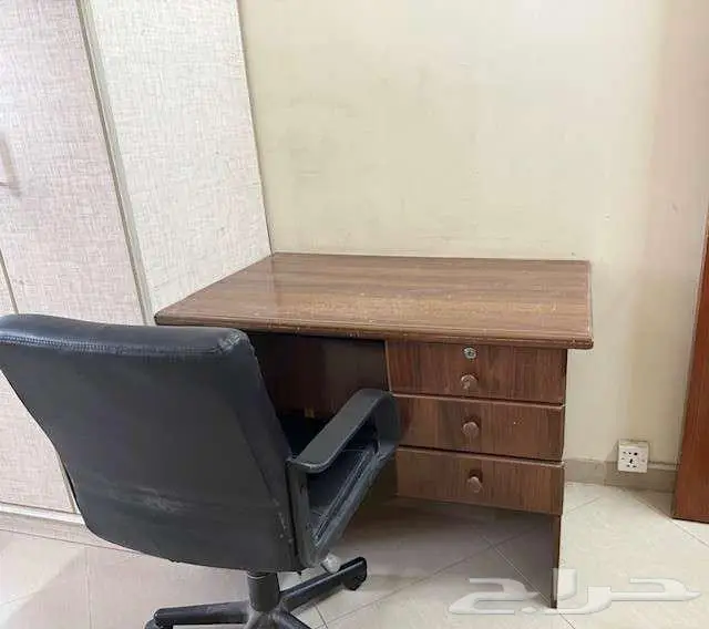 مكتب و كرسى مكتب   شاشة سامسونج وطاولة مع حامل للشاشة 1