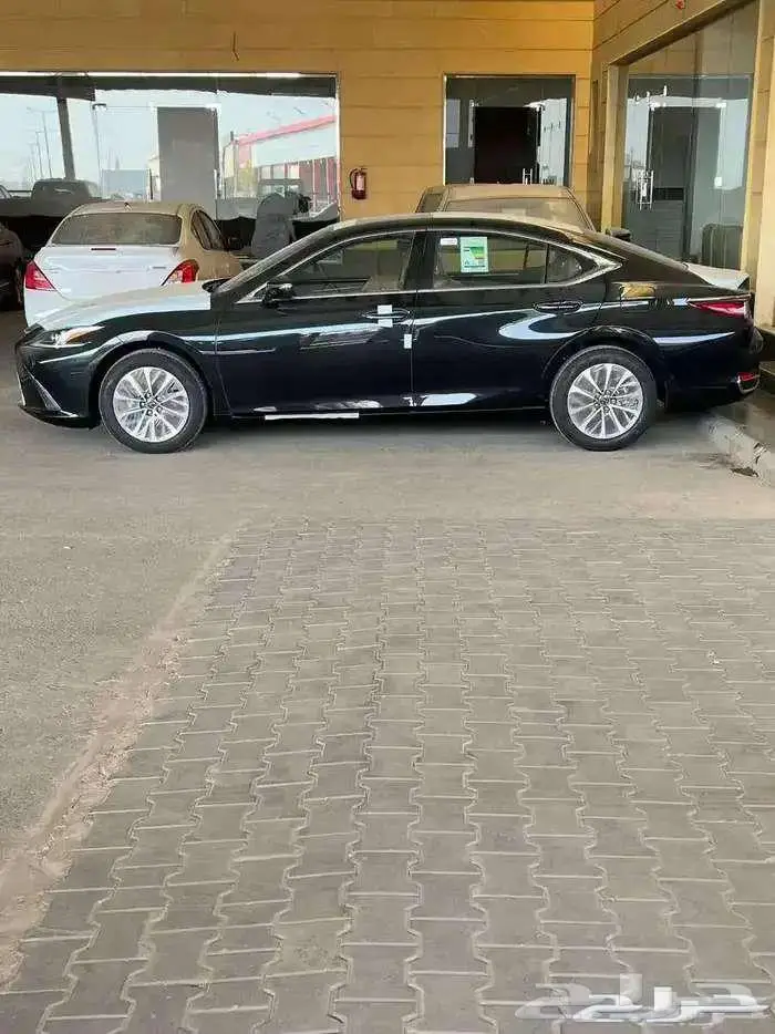 لكزس ES 250 فئه AA موديل 2025 متوفر لدى الحسن 1