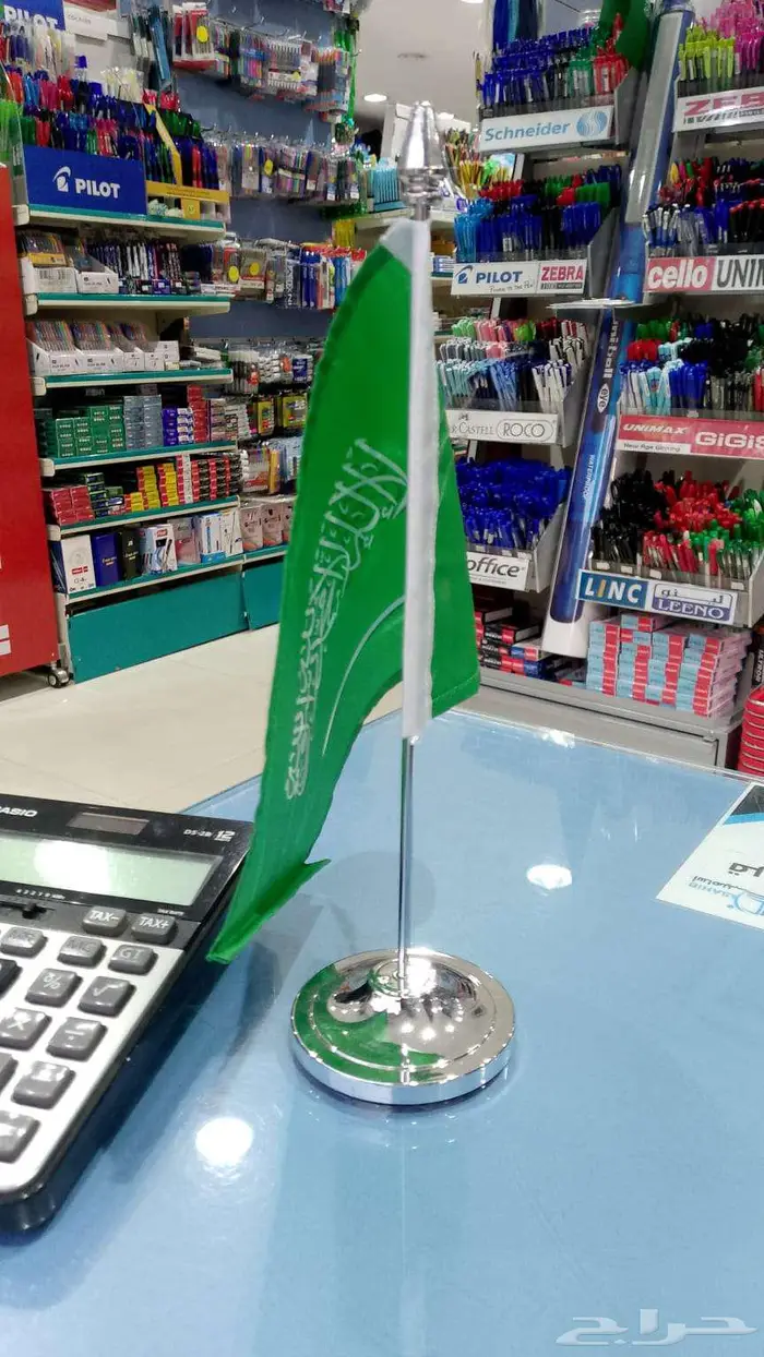 علم مع سارية صغيرة 0