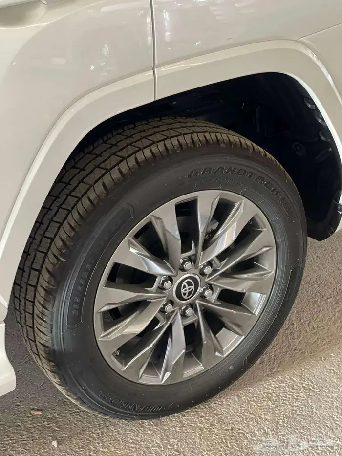 لاندركروزر GXR3 بنزين 2025 4