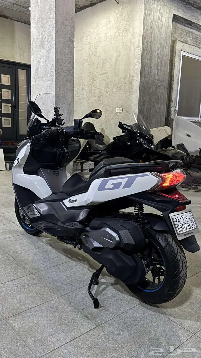 دباب بي ام دبليو سي400 جي تي 4