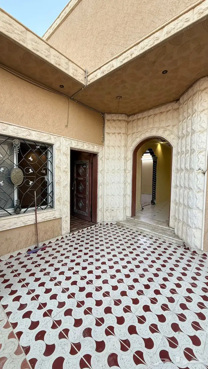 للبيع دور مع شقة في طويق 5