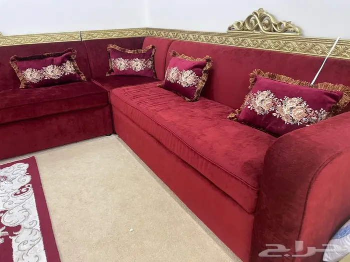 كنب لون احمر للمجالس 3 زاوية لمساحة 60 متر 2